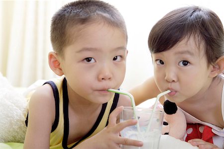 simsearch:642-01734328,k - Close-up of a boy and girl drinking milk Stock Photo - Premium Royalty-Free, Code: 642-01734336
