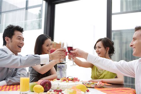 simsearch:614-06168767,k - Friends toasting wineglasses, smiling Foto de stock - Sin royalties Premium, Código: 642-01734409