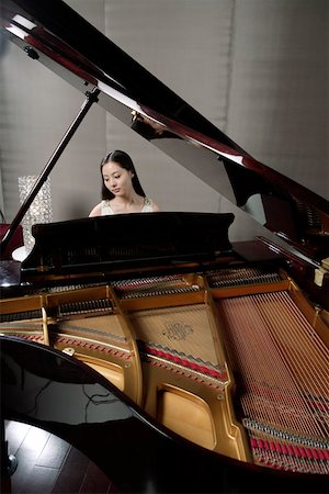 pianoforte - Young woman playing piano Foto de stock - Sin royalties Premium, Código: 642-01734434