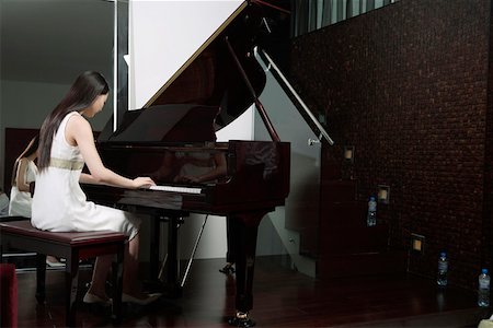 Young woman playing grand piano Foto de stock - Sin royalties Premium, Código: 642-01734431