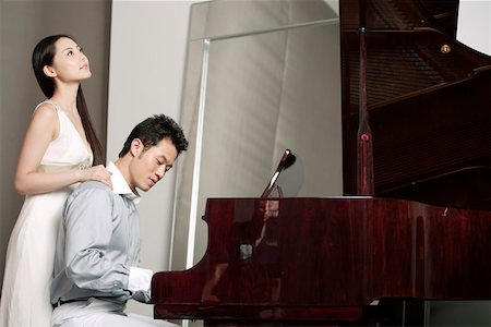 piano à queue - Jeune femme avec jeune homme jouant le piano Photographie de stock - Premium Libres de Droits, Code: 642-01734506