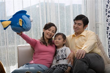 simsearch:642-01735604,k - Famille jouant avec des jouets, souriant Photographie de stock - Premium Libres de Droits, Code: 642-01735122