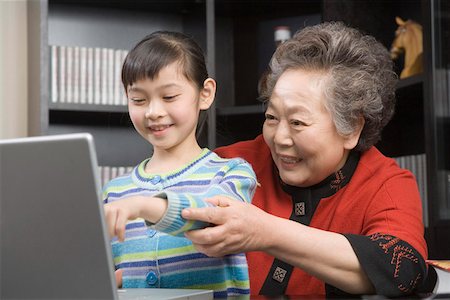 simsearch:632-05845058,k - Mädchen mit Großmutter mit Laptop, Lächeln Stockbilder - Premium RF Lizenzfrei, Bildnummer: 642-01735272