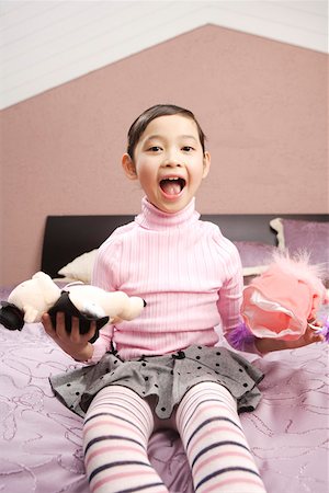 simsearch:642-01735641,k - Portrait d'une jeune fille tenant des jouets Photographie de stock - Premium Libres de Droits, Code: 642-01735285