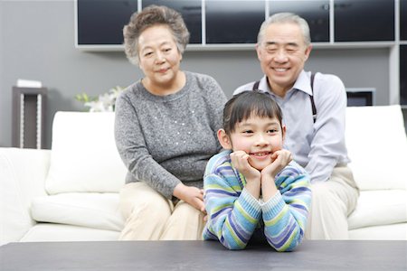 simsearch:622-02759129,k - Fille assise avec grand-père et grand-mère, souriant Photographie de stock - Premium Libres de Droits, Code: 642-01735309