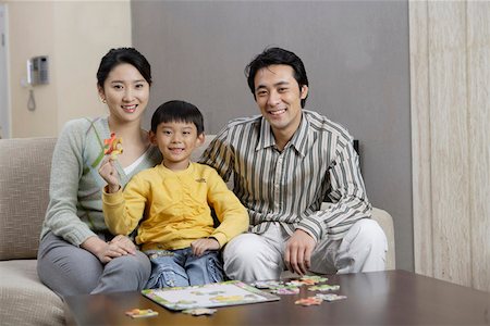simsearch:642-01735584,k - Portrait d'un Parent avec fils assis près de la table et souriant Photographie de stock - Premium Libres de Droits, Code: 642-01735336