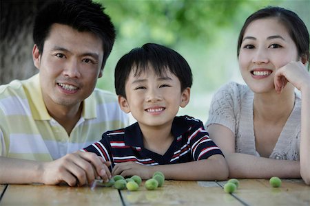 Portrait of a Parent with son by table, smiling Foto de stock - Sin royalties Premium, Código: 642-01735483