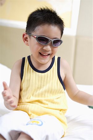 simsearch:642-01735584,k - Garçon, lunettes de soleil souriant Photographie de stock - Premium Libres de Droits, Code: 642-01735537