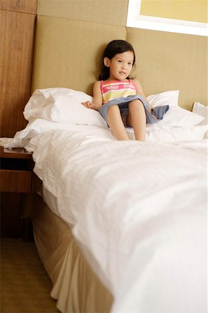 simsearch:642-01735584,k - Jeune fille allongée sur le lit dans la chambre Photographie de stock - Premium Libres de Droits, Code: 642-01735548
