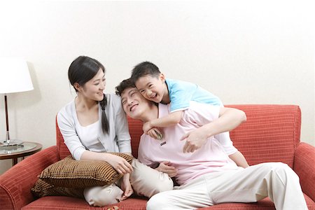 Young couple playing with their son on sofa Foto de stock - Sin royalties Premium, Código: 642-01735592