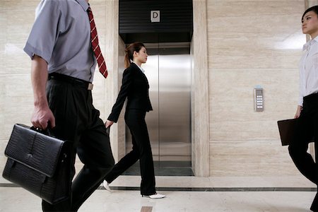 Business people walking by elevators Foto de stock - Sin royalties Premium, Código: 642-01735700