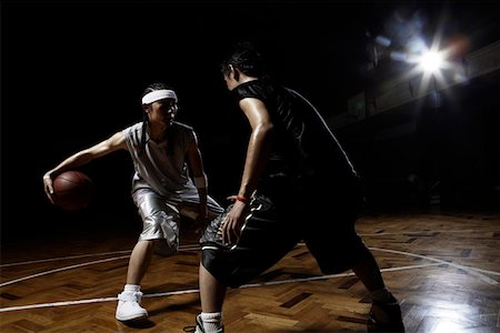 simsearch:642-01736438,k - Deux jeunes hommes jouant au basketball Photographie de stock - Premium Libres de Droits, Code: 642-01735926