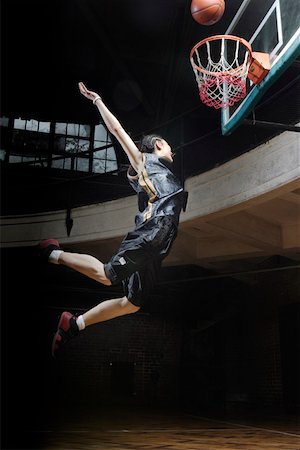 Young man jumping and dunking Fotografie stock - Premium Royalty-Free, Codice: 642-01735971