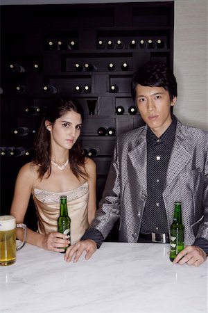 pinte - Portrait de jeune couple tenant la bouteille de bière Photographie de stock - Premium Libres de Droits, Code: 642-01736126
