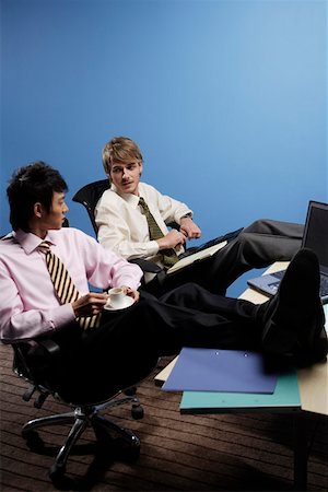 simsearch:642-01734721,k - Businessmen relaxing at office Foto de stock - Royalty Free Premium, Número: 642-01736275