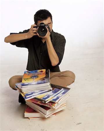 Jeune homme, photographier avec caméra Photographie de stock - Premium Libres de Droits, Code: 642-01736542