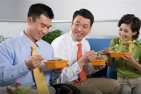 simsearch:642-01734721,k - Business people sitting together and eating food with chopstick Foto de stock - Royalty Free Premium, Número: 642-01736776