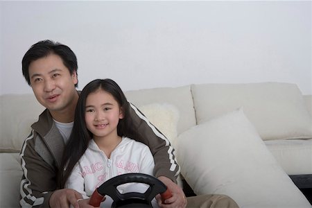 simsearch:642-01732733,k - Father and daughter holding steering wheel, smiling Foto de stock - Royalty Free Premium, Número: 642-01736811