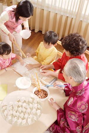 Whole family making dumplings at home Foto de stock - Sin royalties Premium, Código: 642-01736910