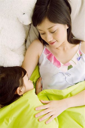 Mother and daughter lying on bed Foto de stock - Sin royalties Premium, Código: 642-01736975