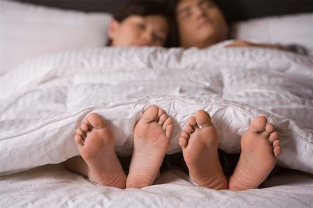 sleeping bed full body - Jeune couple dormir dans son lit Photographie de stock - Premium Libres de Droits, Code: 642-01737361