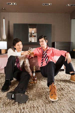 drucken - Young men leaning on a sofa, dinking wine Stock Photo - Premium Royalty-Free, Code: 642-01737417