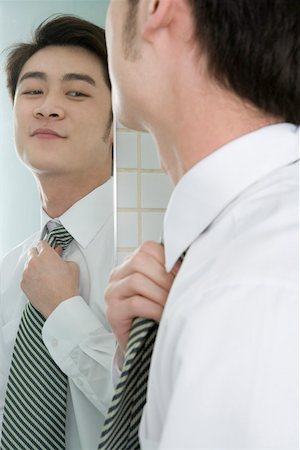 simsearch:642-01737076,k - Cravate de réglage tout en regardant le miroir de l'homme Photographie de stock - Premium Libres de Droits, Code: 642-01737451