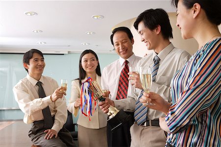 Business people celebrating in office, smiling Foto de stock - Sin royalties Premium, Código: 642-01737497