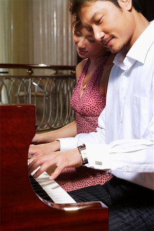 simsearch:642-01737630,k - Junger Mann und junge Frau, die Klavier spielen Stockbilder - Premium RF Lizenzfrei, Bildnummer: 642-01737554