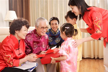 Portrait of family sitting together and smiling Foto de stock - Sin royalties Premium, Código: 642-01737581