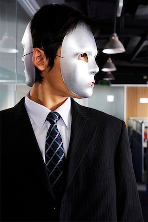 simsearch:642-01737243,k - Homme portant un deux masque Photographie de stock - Premium Libres de Droits, Code: 642-01737608