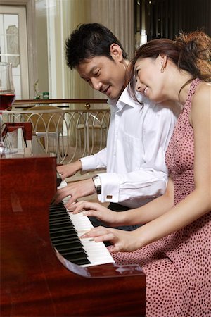 simsearch:642-01734438,k - Jeunes amoureux, jouer du piano dans le hall intimement Photographie de stock - Premium Libres de Droits, Code: 642-01737639