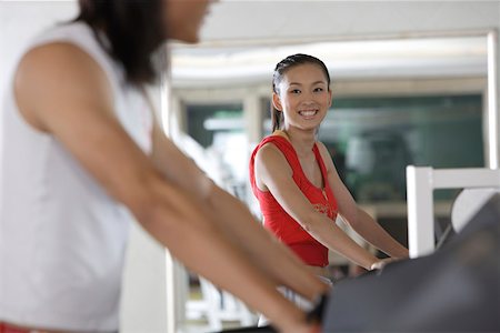 Young men and young women standing on treadmill in gym Foto de stock - Sin royalties Premium, Código: 642-01737674