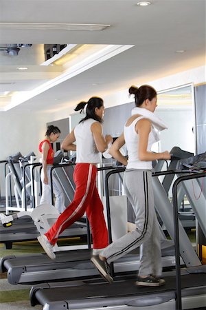 Young men and young women walking on treadmill in gym Foto de stock - Sin royalties Premium, Código: 642-01737672