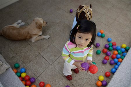 simsearch:642-01732733,k - Girl holding balls, elevated view portrait Foto de stock - Royalty Free Premium, Número: 642-01732726