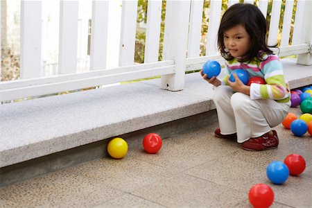 simsearch:642-01732733,k - Girl playing with balls, side view Foto de stock - Royalty Free Premium, Número: 642-01732729