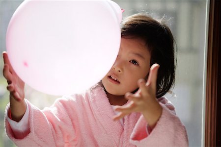 simsearch:642-01732733,k - Girl in a bathrobe playing with a balloon Foto de stock - Royalty Free Premium, Número: 642-01732720