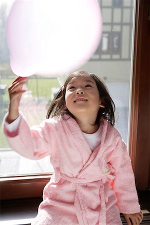 simsearch:642-01732733,k - Girl playing with a balloon, smiling, looking up Foto de stock - Royalty Free Premium, Número: 642-01732721