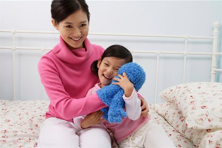 simsearch:642-01732733,k - Mère et fille jouant avec une marionnette dans la chambre à coucher Photographie de stock - Premium Libres de Droits, Code: 642-01732747