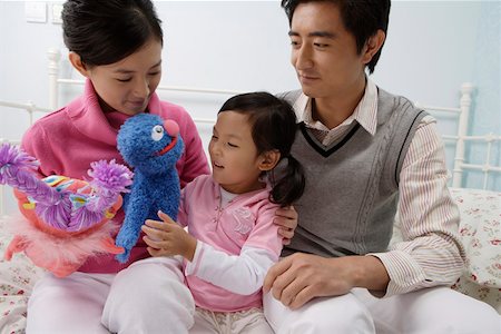 simsearch:642-01735604,k - Famille jouant avec marionnettes dans la chambre à coucher Photographie de stock - Premium Libres de Droits, Code: 642-01732748