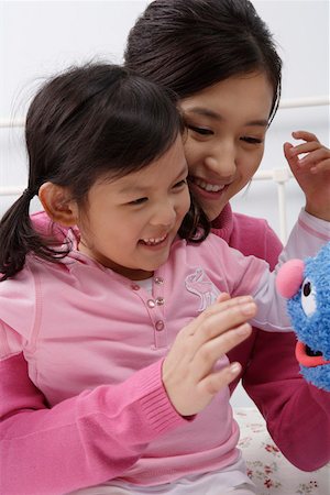 simsearch:642-01732733,k - Mother and daughter with a puppet smiling Foto de stock - Royalty Free Premium, Número: 642-01732759