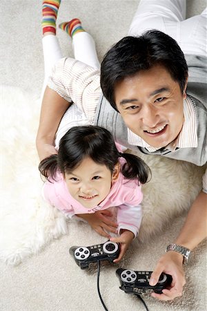 simsearch:642-01732733,k - Father and daughter lying on carpet, elevated view, portrait Foto de stock - Royalty Free Premium, Número: 642-01732766