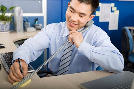 simsearch:642-01734721,k - Young man sitting at desk in office Foto de stock - Royalty Free Premium, Número: 642-01732830