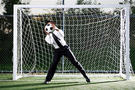 Junger Mann steht vor den Torpfosten und halten Fußball Stockbilder - Premium RF Lizenzfrei, Bildnummer: 642-01733125