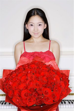 simsearch:642-01734438,k - Portrait d'une jeune femme tenant le bouquet de roses rouges Photographie de stock - Premium Libres de Droits, Code: 642-01733184