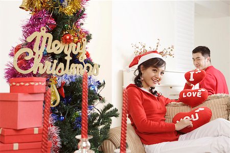 simsearch:642-01733306,k - Junger Mann und junge Frau sitzen am Weihnachtsbaum Stockbilder - Premium RF Lizenzfrei, Bildnummer: 642-01733304