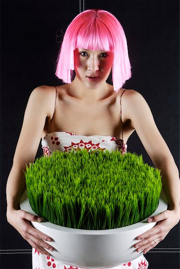 Young woman wearing a pink hairpiece, holding a flowerpot Photographie de stock - Premium Libres de Droits, Le code de l’image : 642-01733750