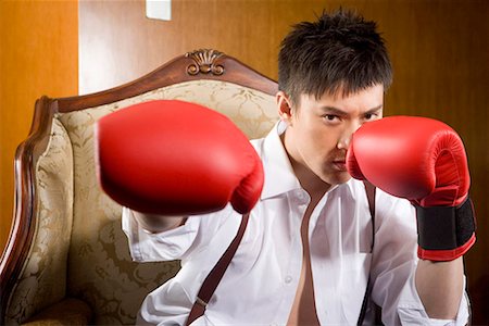 simsearch:642-02004924,k - one man with boxing gloves sitting on the sofa Foto de stock - Sin royalties Premium, Código: 642-02004882