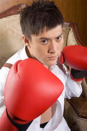 simsearch:642-02004924,k - one man with boxing gloves sitting on the sofa Foto de stock - Sin royalties Premium, Código: 642-02004883