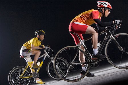 a male cyclist and a female cyclist Foto de stock - Sin royalties Premium, Código: 642-02005202